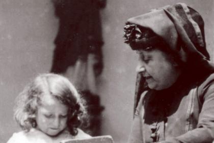 María Montesori observa a una niña