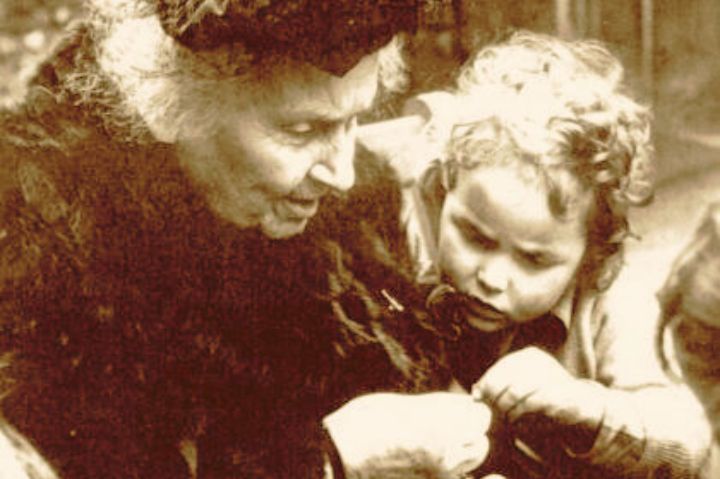 María Montessori con niños